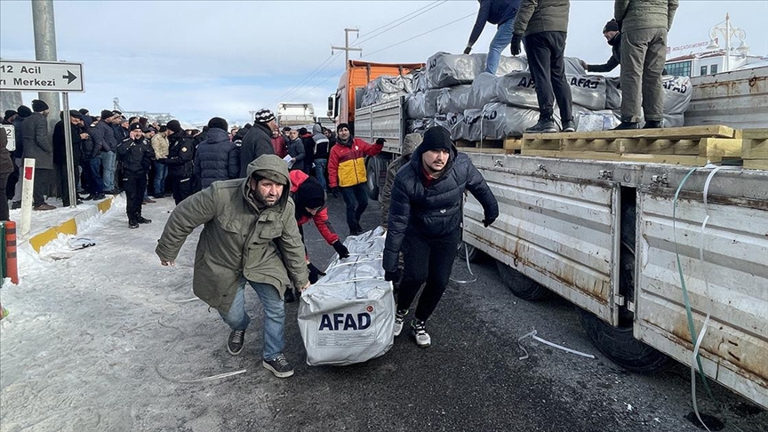 AFAD deprem bölgesinde çadır dağıtımına hızla devam ediyor