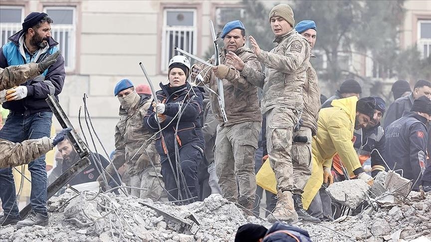 Турецкие военные помогают в ликвидации последствий землетрясения