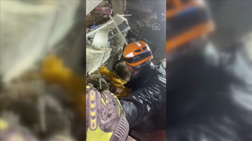 Enkazdaki küçük Sare'nin kurtarma ekibine verdiği "Acele etmeyin bir şeyimiz yok" yanıtı duygulandırdı