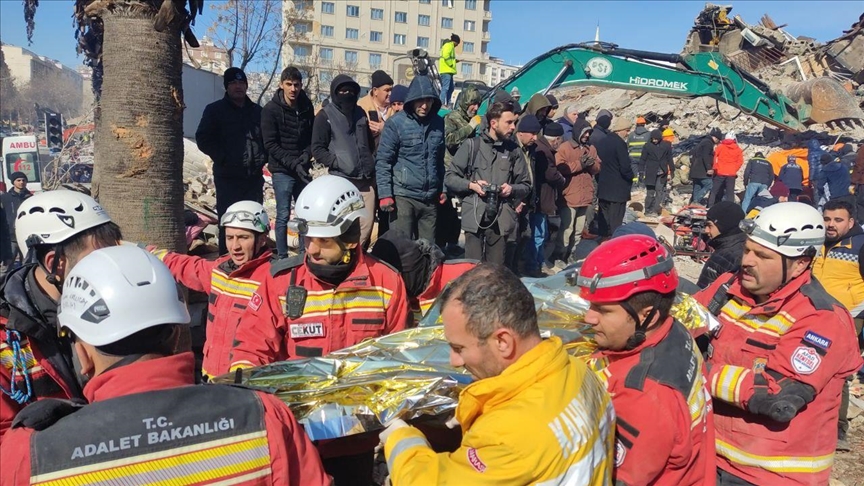 Séismes en Türkiye: Berat, âgé de 13 ans, sauvé des décombres après 55 heures de recherches
