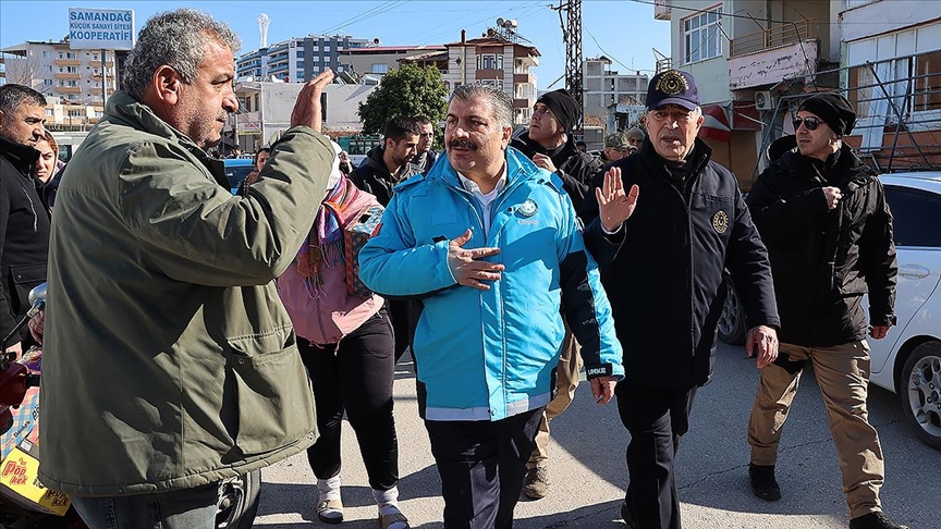 Bakanlar Akar ve Koca, Samandağ'daki arama kurtarma çalışmalarını yerinde inceledi