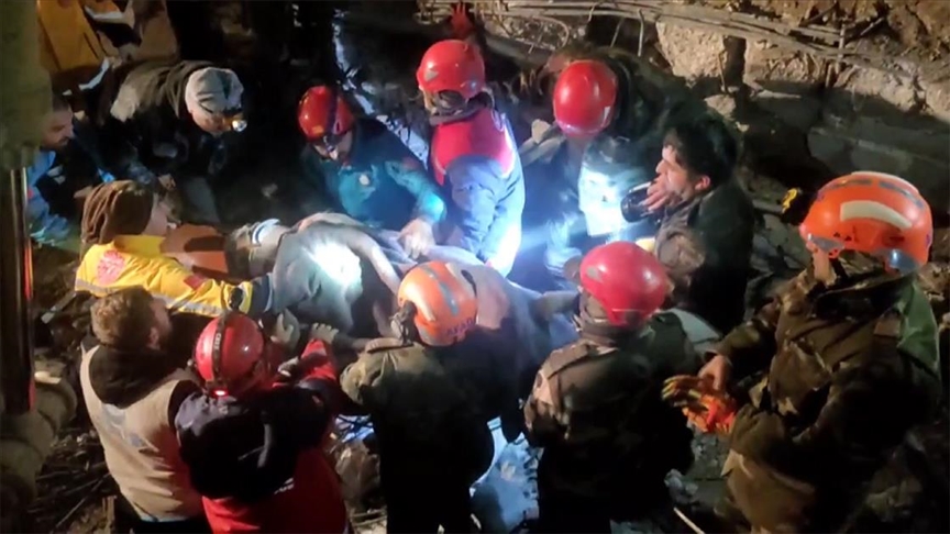 Kahramanmaraş'ta depremden 45 saat sonra 1 kişi enkazdan kurtarıldı