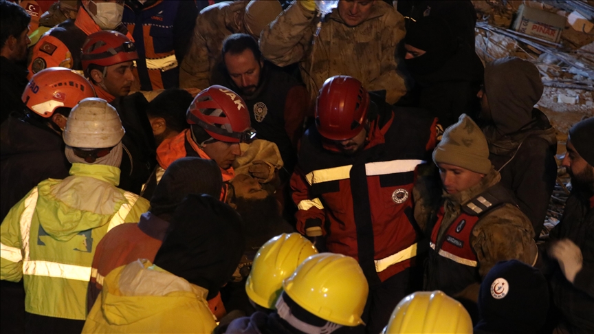 Diyarbakır'da yıkılan binanın enkazından 72 saat sonra bir kadın sağ çıkarıldı