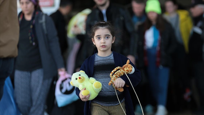 Antalya'ya getirilen depremzedeler konaklayacakları tesislere yerleştiriliyor