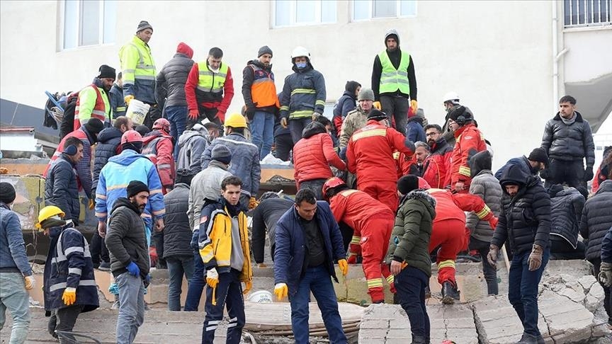 Спасатели МЧС России продолжают поиск выживших в Турции