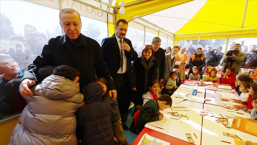 أردوغان يزور متضررين من الزلزال في غازي عنتاب