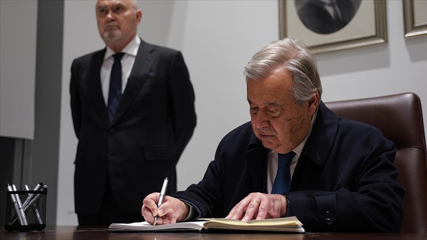 BM Genel Sekreteri, New York'ta Türkiye'deki depremler için açılan taziye defterini imzaladı