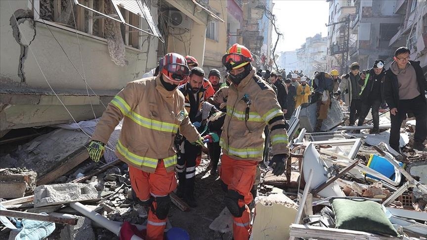Séismes en Türkiye : des équipes coréennes de sauvetage extraient un enfant syrien des décombres à Hatay