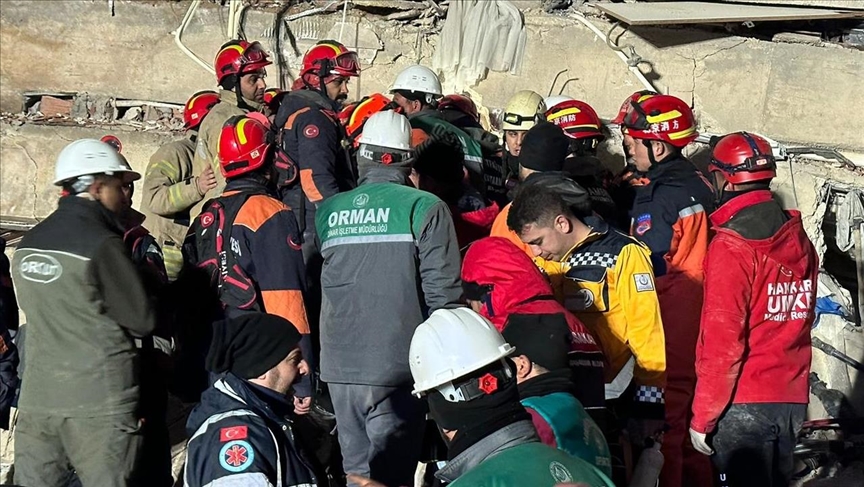 Группы спасателей из Хаккари спасли 3 человек в зоне землетрясения в Хатае