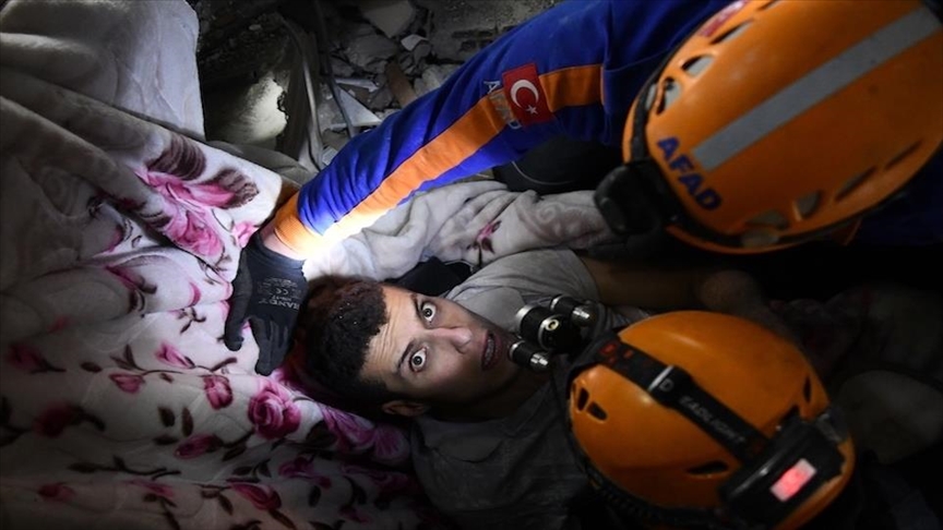 Séismes en Türkiye: Un jeune homme sort vivant des décombres après 89 heures 