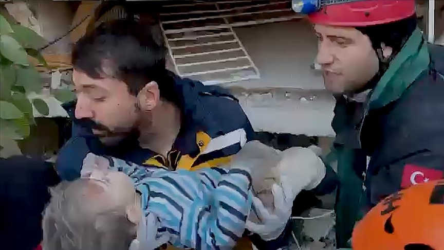 Hatay'da enkaz altında kalan çocuk depremden 80 saat sonra kurtarıldı