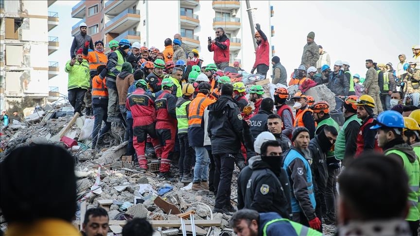 Séismes en Türkiye: Un couple sauvé des décombres après 109 heures