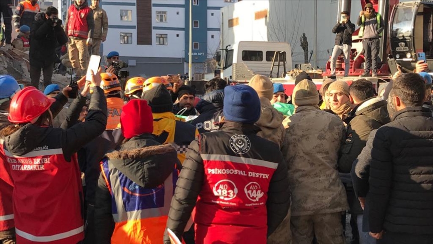 Séismes en Türkiye: Une femme et son fils secourus 101 heures après la catastrophe