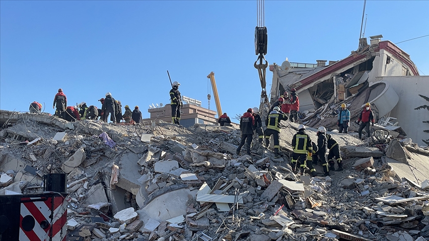 Kazakistan'dan gelen yardım ekibi Gaziantep'te 7 kişiyi enkazdan kurtardı