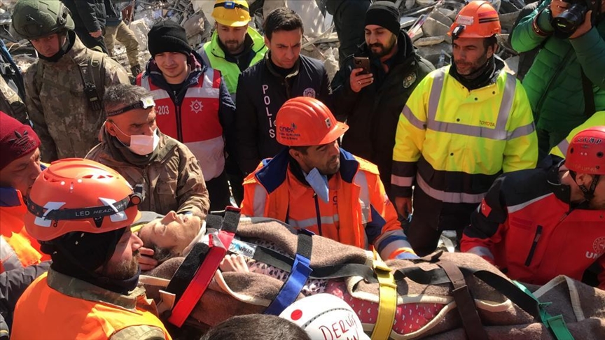 Rescatistas logran sacar de los escombros a padre e hijo de ocho años 101 horas después del soble terremoto en Türkiye