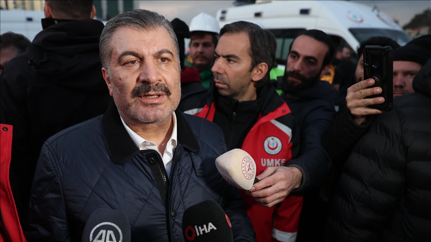 Sağlık Bakanı Koca: Enkaz altından kurtarılan 20 bin vatandaşımızın bölge dışı illere transferi sağlandı