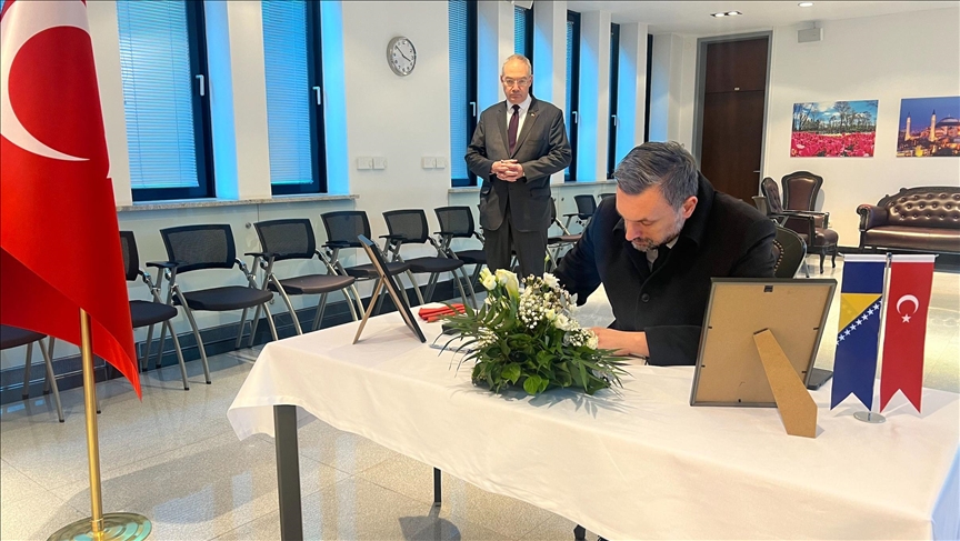 Ministar vanjskih poslova BiH Elmedin Konaković upisao se u Knjigu žalosti u turskoj ambasadi u Sarajevu