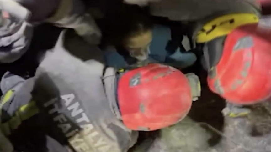 2 sisters pulled alive from rubble in southern Türkiye