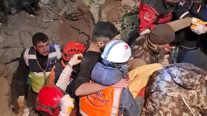 В турецком Газиантепе спустя 94 часа после землетрясения спасли 17-летнего юношу