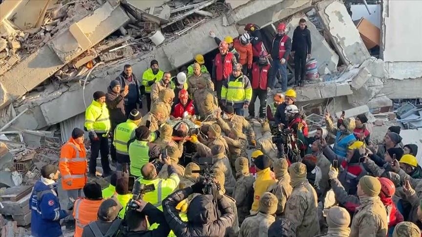 В турецком Хатае спустя 101 час после землетрясения из-под завалов спасли мужчину