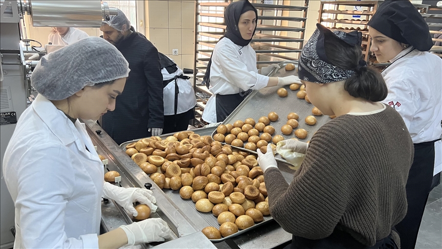 İstanbul'daki meslek lisesi öğrencileri depremzedeler için okullarına koştu