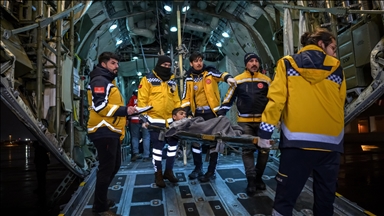 Adana'dan 80 depremzede askeri uçakla İstanbul'a getirildi