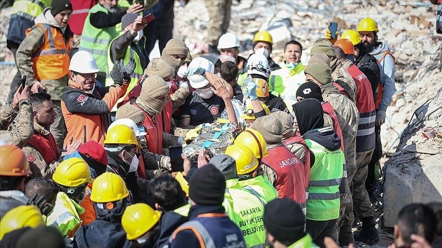 Séismes en Türkiye: Deux sauvetages miraculeux après 128 heures sous les décombres 