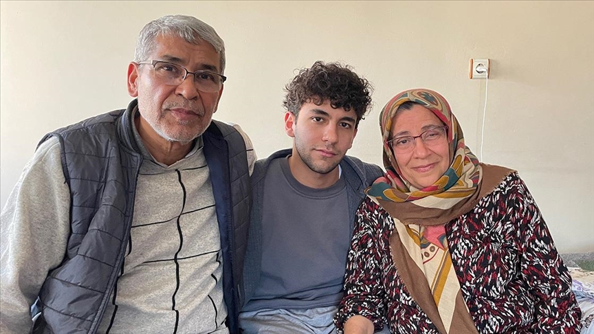 Kurtarıldığında kitaplarını soran lise öğrencisi enkazdaki bekleyişini kaydetmiş