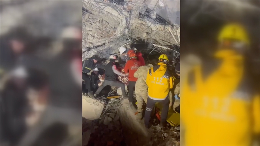 Hatay'da bir kadın depremin 138. saatinde enkazdan kurtarıldı