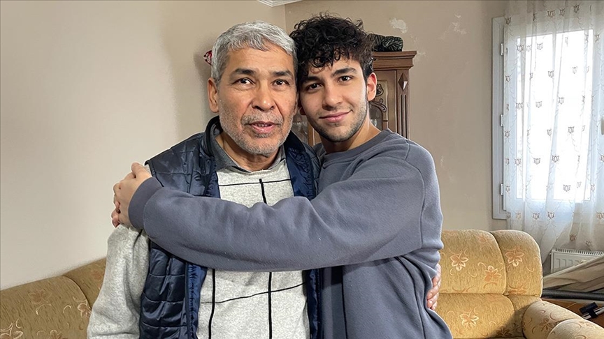 Taşı betona vurarak enkazdan oğlunun kurtarılmasını sağlayan baba buruk sevinç yaşıyor