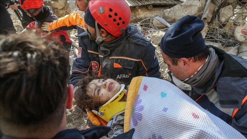 Séismes en Türkiye: une enfant sauvée après 131 heures passées sous les décombres