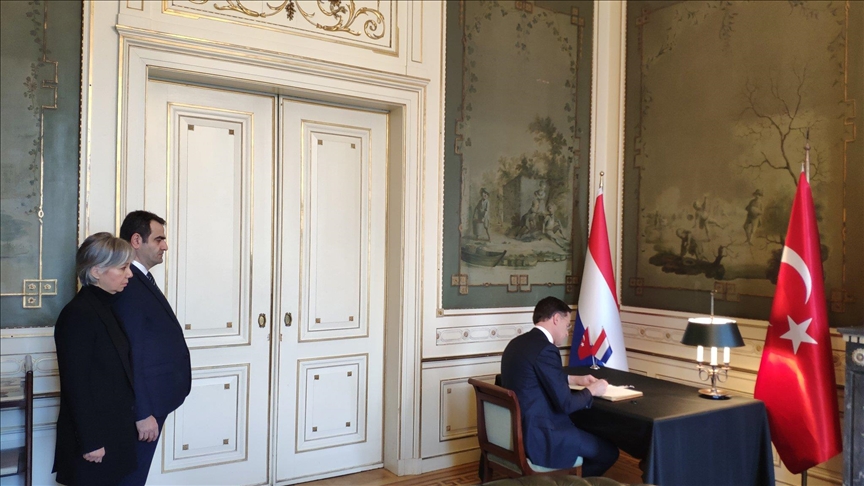 Dutch leader signs condolence book for Türkiye’s quake victims