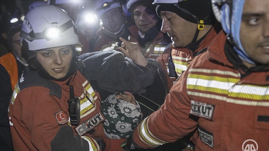 Séismes en Türkiye: une femme âgée sauvée après 122 heures passées sous les décombres 
