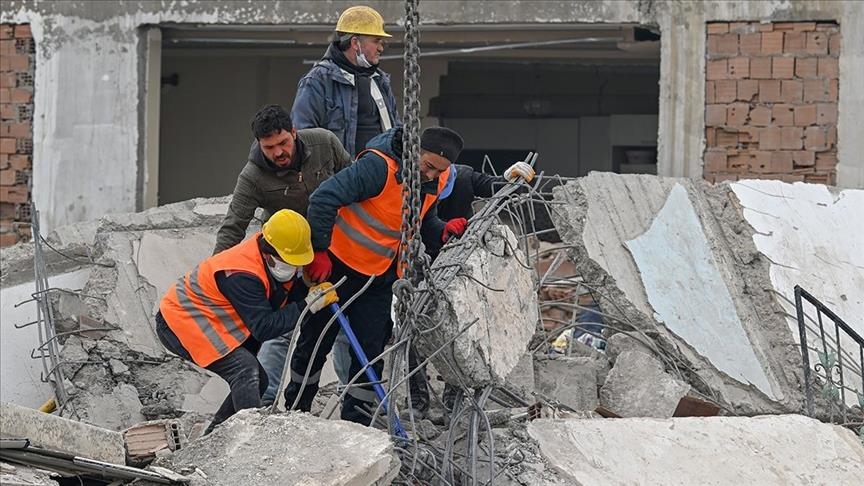 Séismes en Türkiye: un citoyen et son fils handicapé secourus après 115 heures passées sous les décombres 