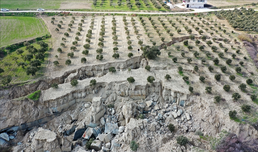 Turkiye nakon zemljotresa: Ogromna pukotina u zemlji "prepolovila" maslinjak