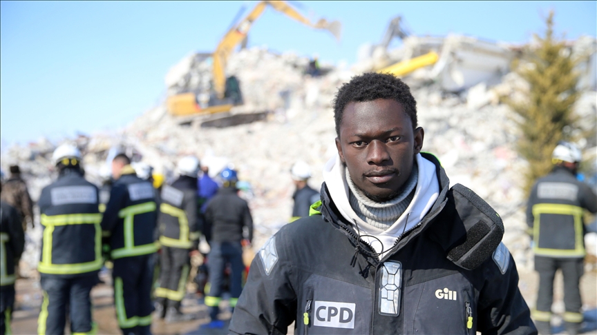 Mustafa, un Sénégalais au secours des victimes du tremblement de terre en Türkiye