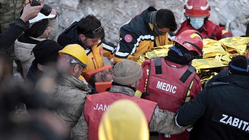 À 85 ans, une femme turque sauvée après 152 heures passées sous les décombres 