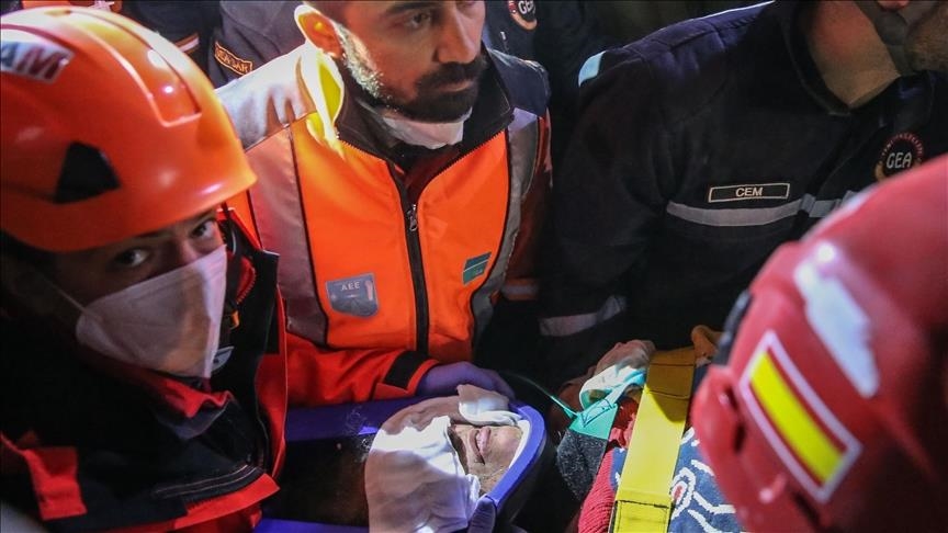 بعد 162 ساعة.. إنقاذ سيدة من أنقاض الزلزال جنوبي تركيا
