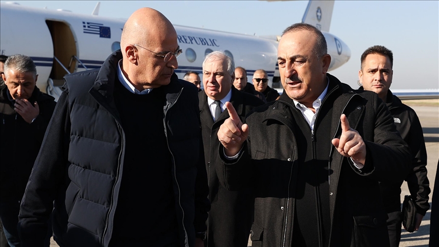 وزير الخارجية اليوناني يزور أضنة التركية المتضررة من الزلزال