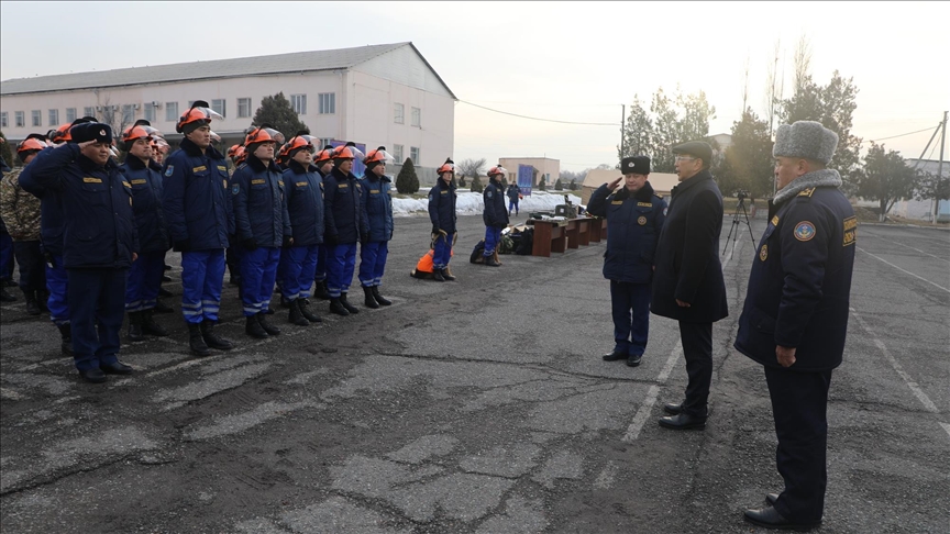 Кыргызстан направил в Турцию очередную группу спасателей и медиков