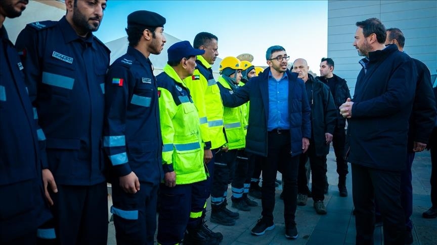 Le ministre des affaires étrangères des EAU visite la zone frappée par le séisme en Türkiye