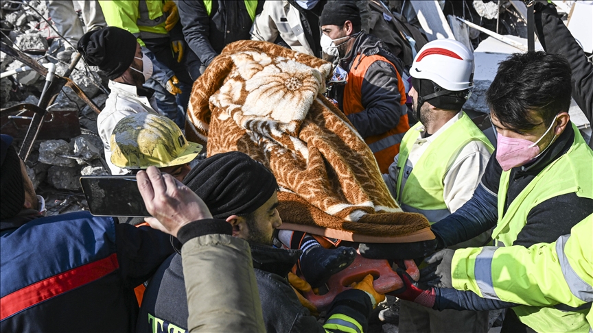Séismes en Türkiye : une femme de 64 ans secourue après 150 heures passées sous les décombres 
