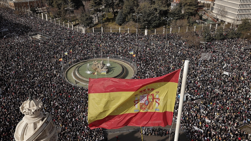 At least 250,000 protestors take to streets of Madrid over state of public healthcare 