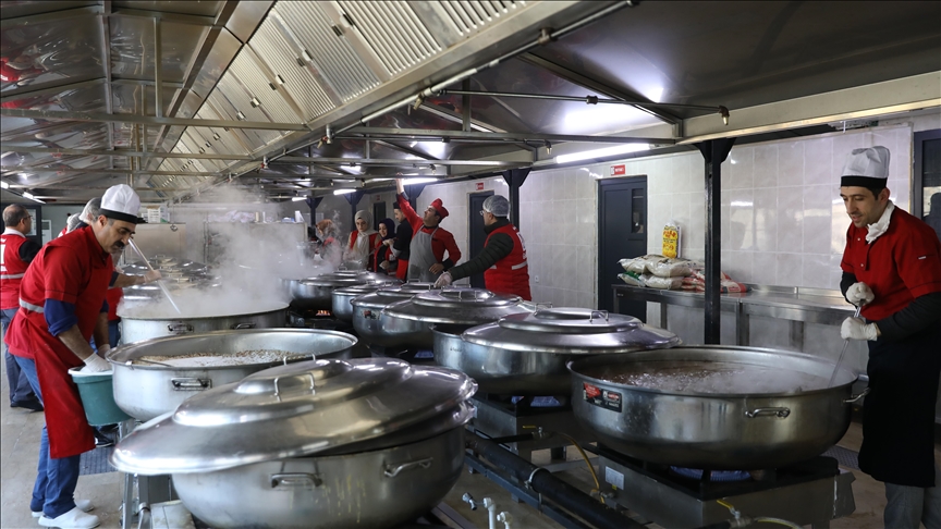 Турецкий Красный полумесяц раздает горячую еду 40 тыс. пострадавшим  в Диярбакыре