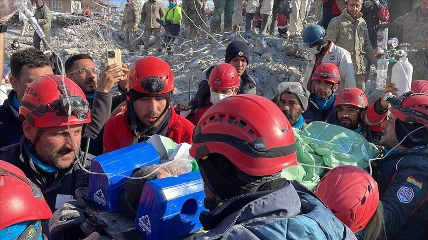 Séismes en Türkiye : un enfant de 8 ans extirpé des décombres après y avoir passé 155 heures 