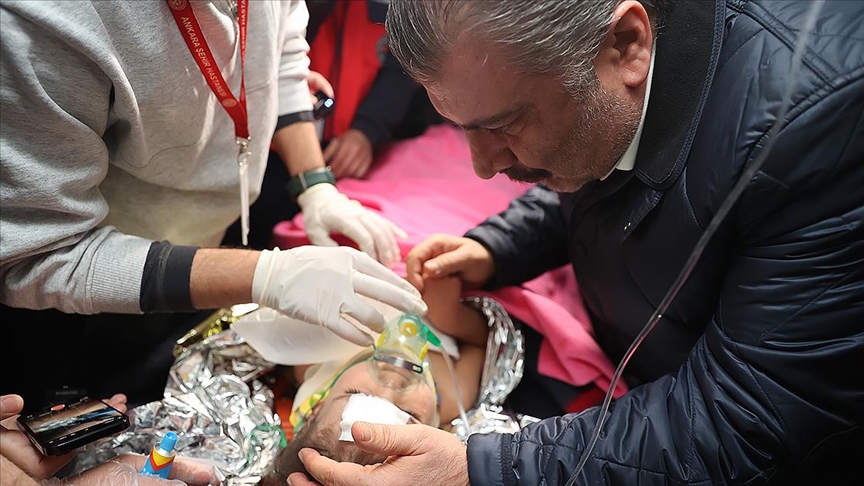 Bakan Koca: 150. saat müjdesi. Az önce ekipler tarafından kurtarıldı. Umut hep var!
