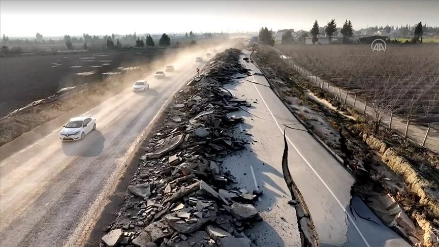 فريق الأناضول يرصد تشققات عميقة شكلها الزلزال جنوبي تركيا