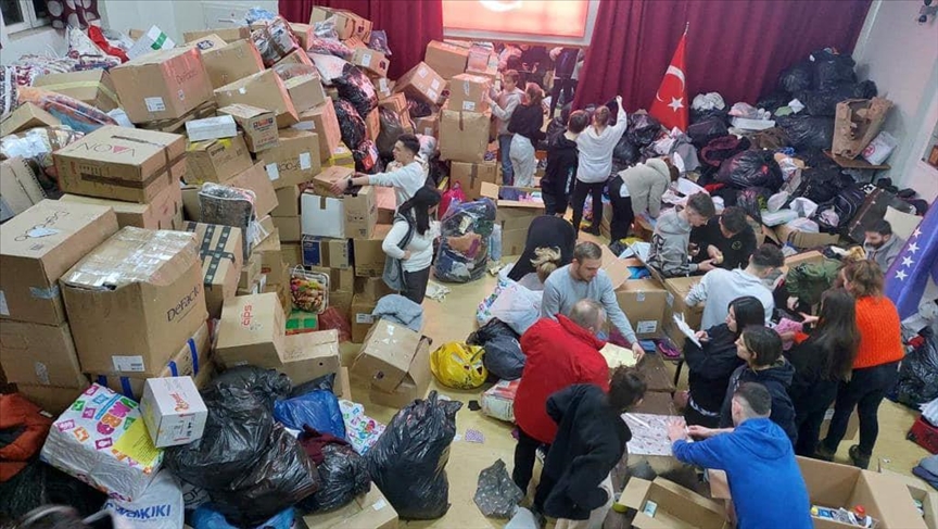 Kosovo: Više hiljada paketa sa neophodnom pomoći krenulo ka u Turkiye