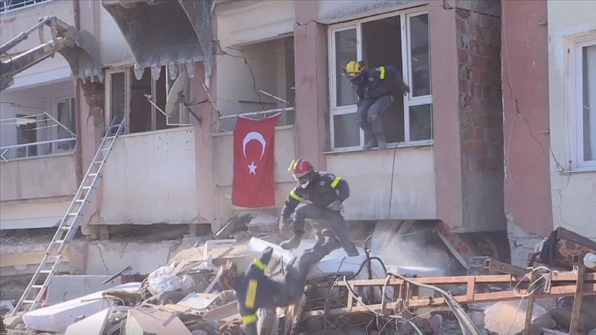 Panic of rescue teams caused by aftershock in quake-hit Türkiye caught on camera