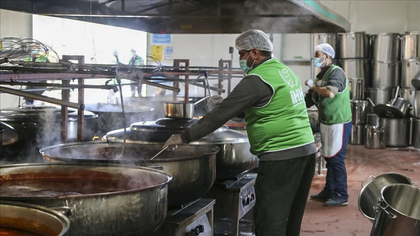 İHH deprem bölgesinde 1 milyondan fazla sıcak yemek dağıttı 